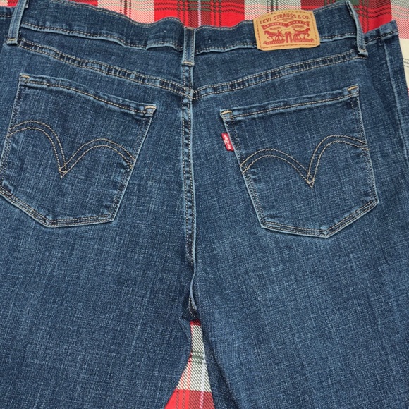 Levi's Women’s Classic Straight Jeans - Picture 4 of 5